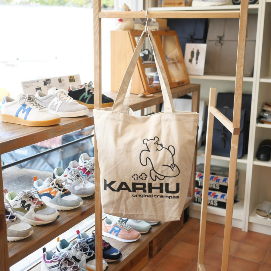KARHU カルフ トランパスベアトートバッグ リリーホワイト/ブラック