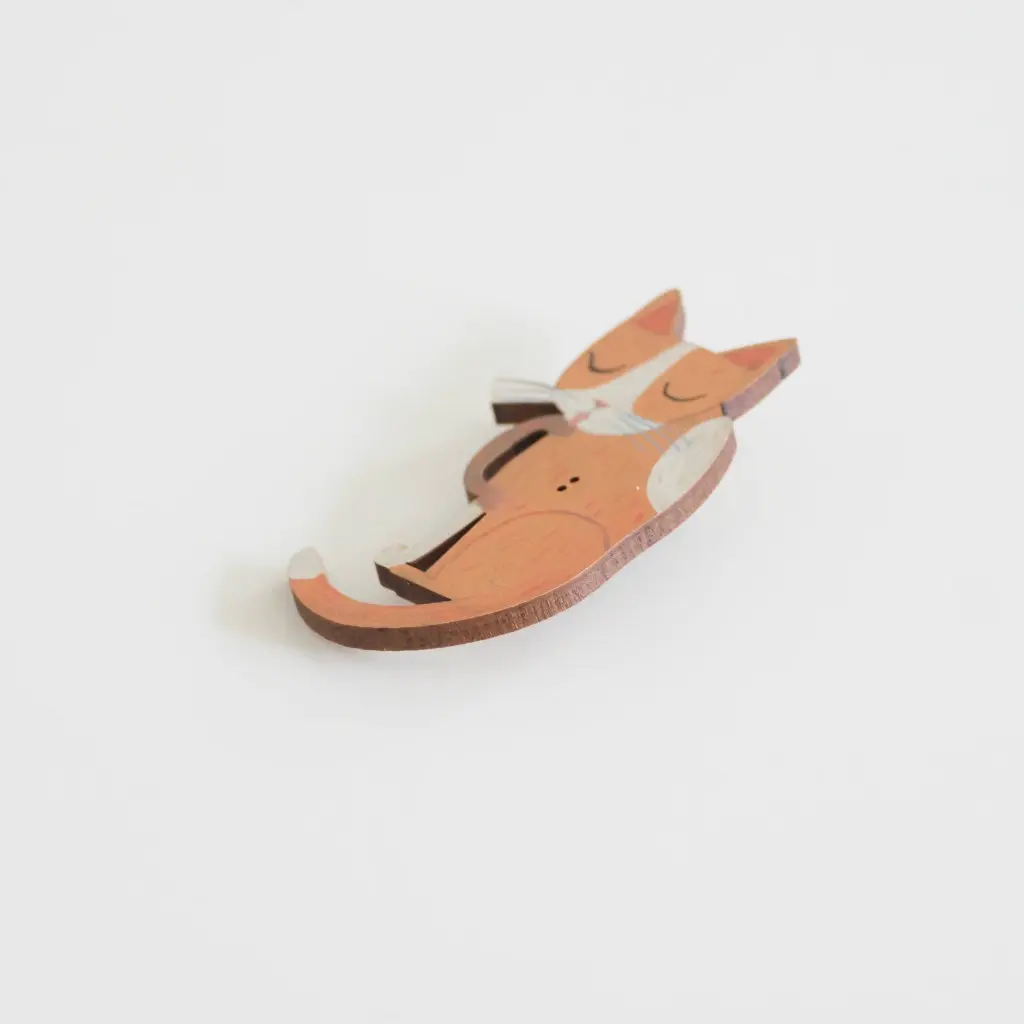 マッティ・ ピックヤムサ 木製ボタンピンブローチ ネコ