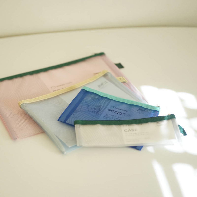 PAPIER TIGREのメッシュポーチ、中身が見やすく小物や充電ケーブルの収納に便利です。