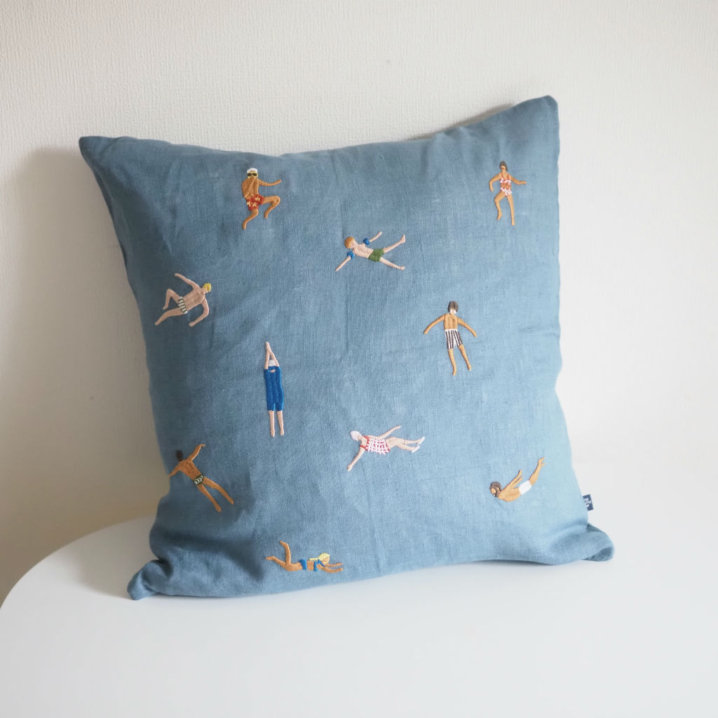 Fine Little Day クッションカバー SWIMMERS 刺繍 45 × 45 cm
