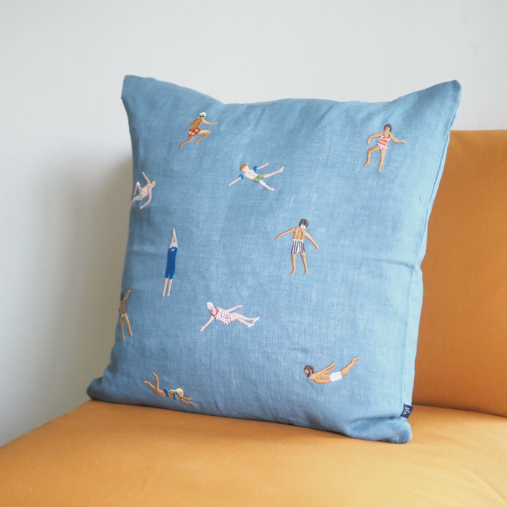 Fine Little Day クッションカバー SWIMMERS 刺繍 45 × 45 cm