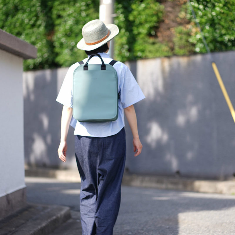 雨の日も、いつものように出かけられるバッグとスニーカー